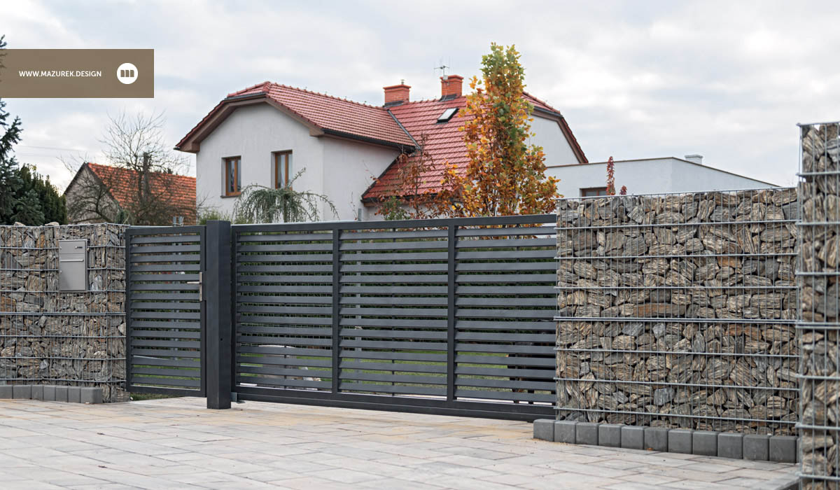 Kombinace kovové pojezdové brány a gabionového plotu